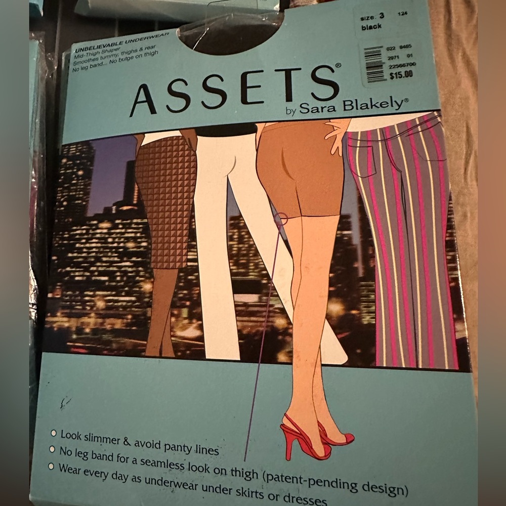 Assets by Sara Blakely (Spanx) size 3 unbelievable underwear mid thigh shaper